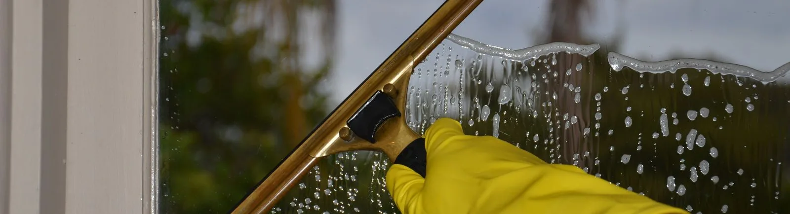 Nettoyer les vitres pour redonner de la lumière
